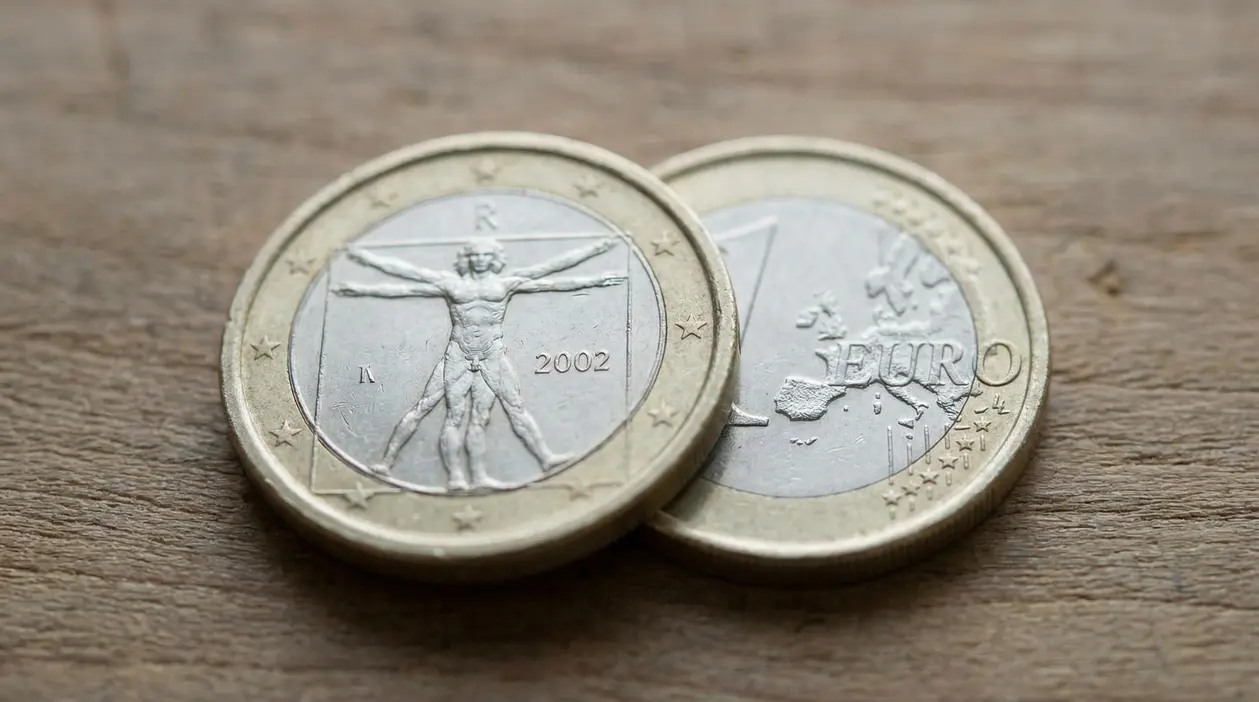 Due monete da 1 euro, una con la data 2002 e una con il lato comune con la mappa dell’Europa