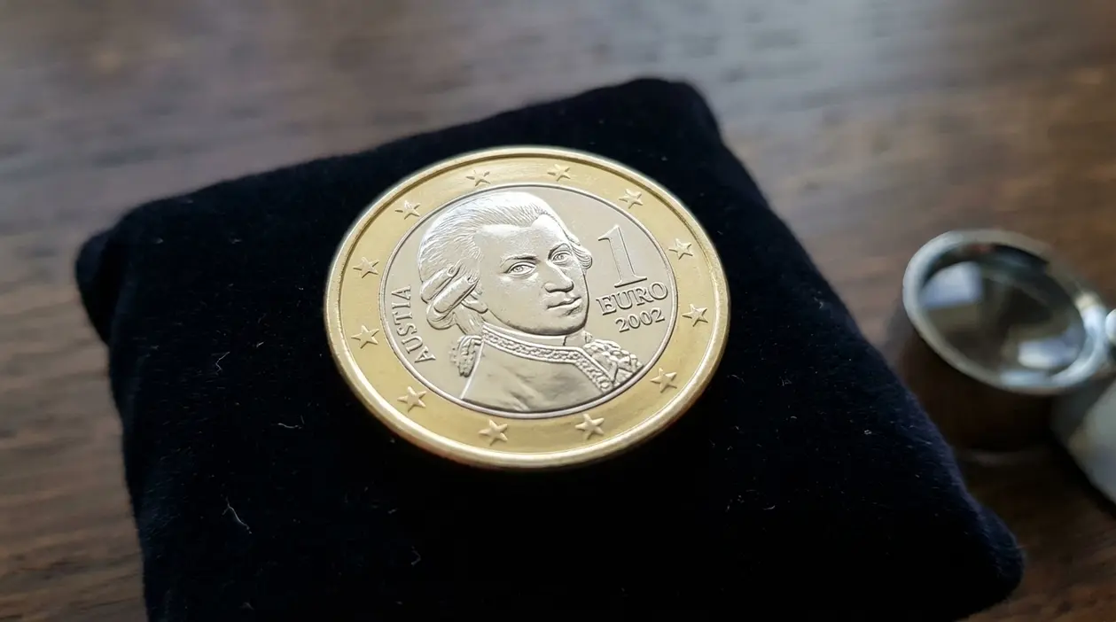 Moneta da 1 euro Austria 2002 appoggiata su un cuscinetto nero, in primo piano