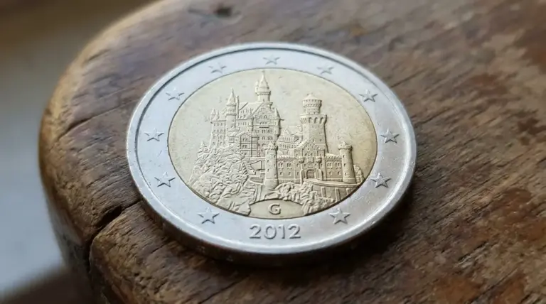 Moneta da 2 euro Germania 2012 con castello e lettera G della zecca, fotografata su superficie in legno