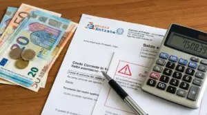 Documenti bancari con avviso, penna e calcolatrice accanto a banconote e monete in euro su un tavolo