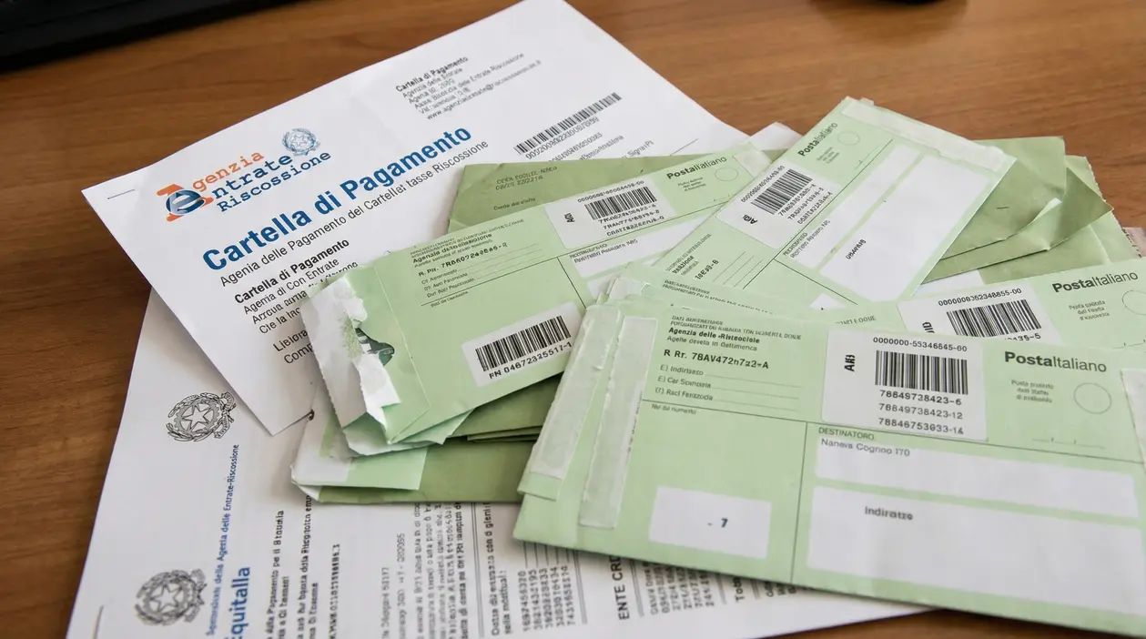 Cartella di pagamento e buste di notifica su un tavolo, simbolo di cartelle esattoriali e riscossione