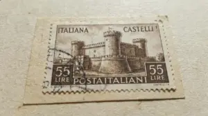 Francobollo italiano Castelli da 55 lire su carta, con annullo e possibile stampa doppia visibile