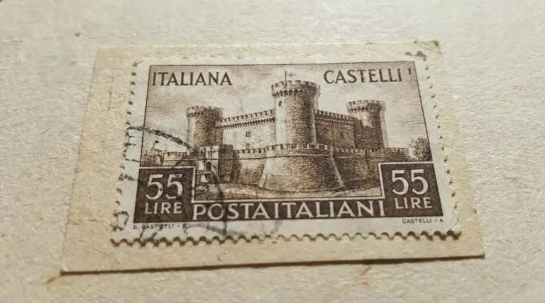 Francobollo italiano Castelli da 55 lire su carta, con annullo e possibile stampa doppia visibile
