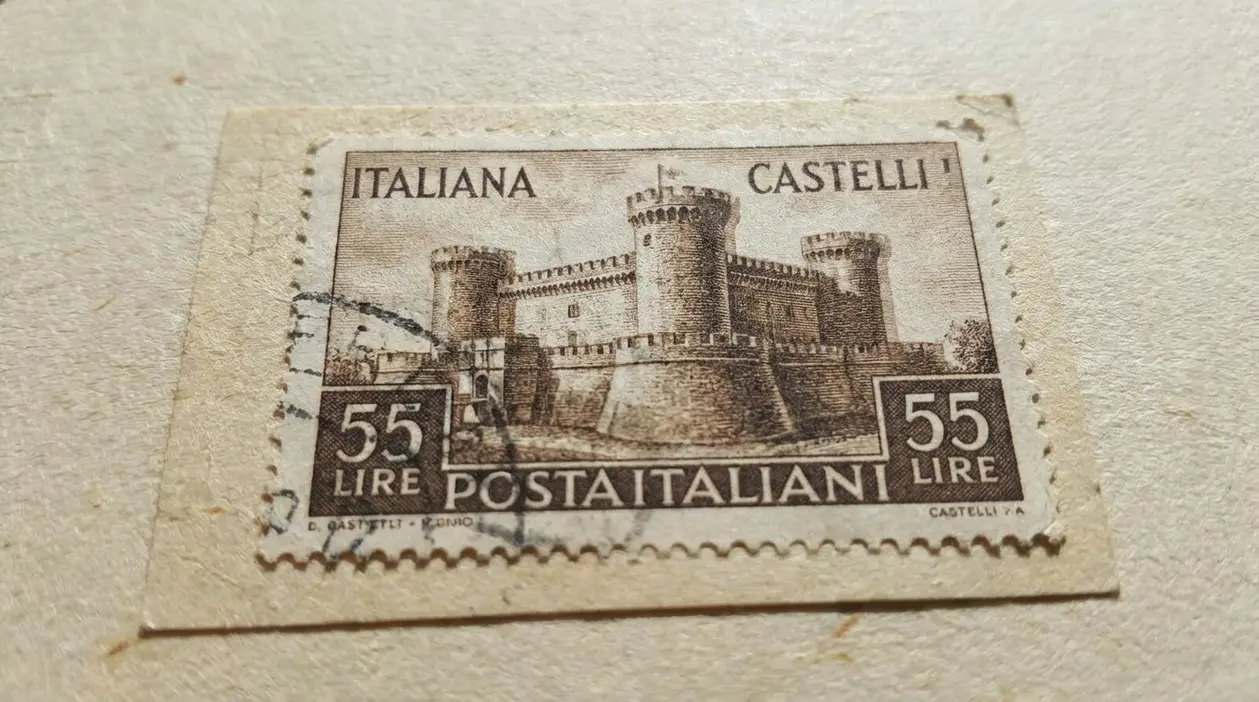 Francobollo italiano Castelli da 55 lire su carta, con annullo e possibile stampa doppia visibile