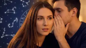 Un uomo sussurra all’orecchio di una donna con sfondo di costellazioni e ruota zodiacale